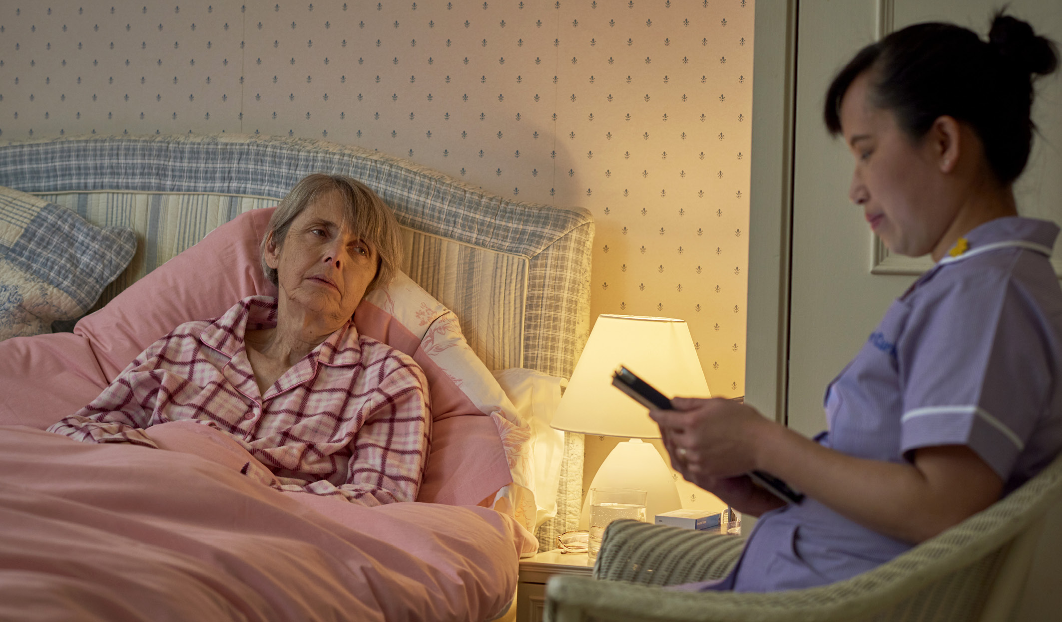 护士照顾床上的人