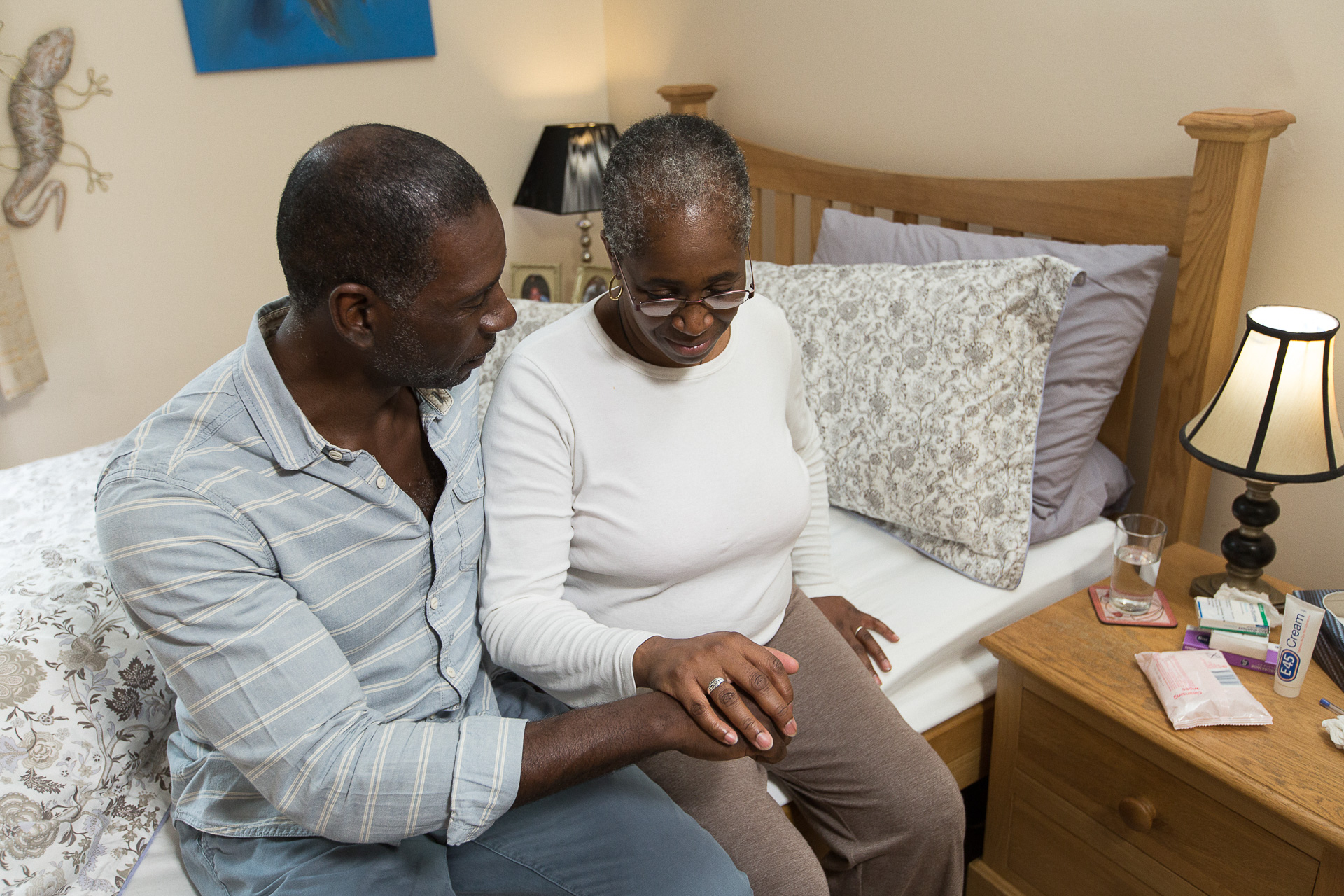 帮助妇女从床上的人