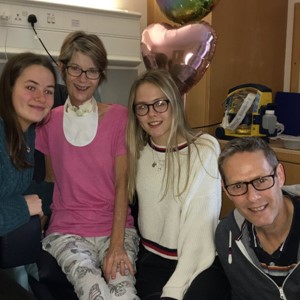 在我们最需要别人的时候，我们却被锁在家里