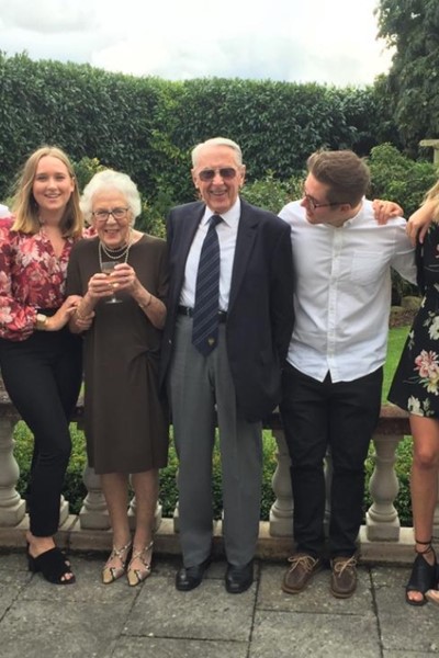 我甚至无法在葬礼上拥抱任何人