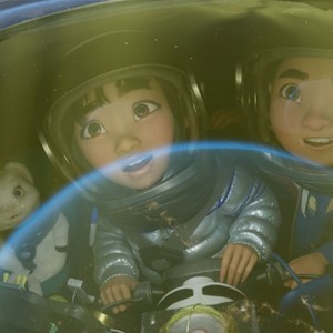 在月球上:女孩穿过悲伤的旅程