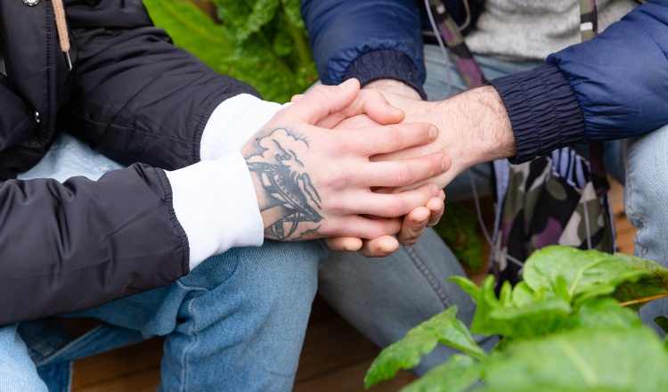 关闭握手的两个人照片