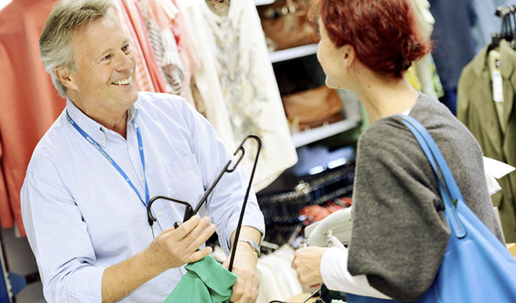 向慈善商店捐款