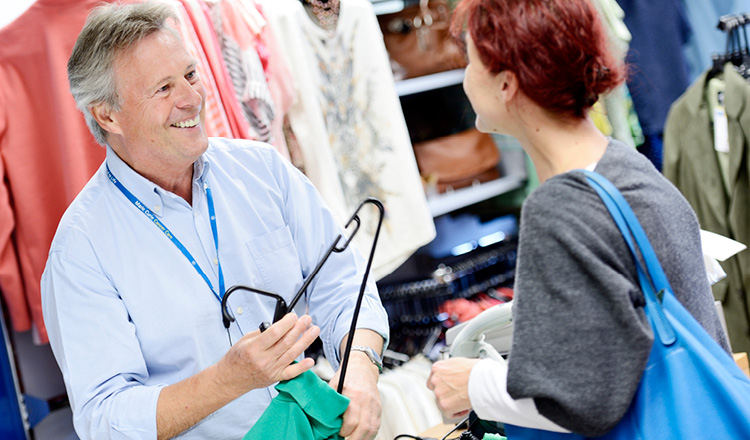 一个在慈善商店做志愿者的男人