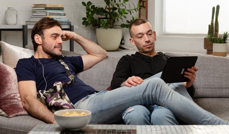 一对夫妇坐在沙发上