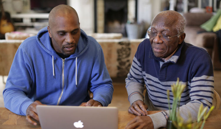 两名男子浏览在线社区