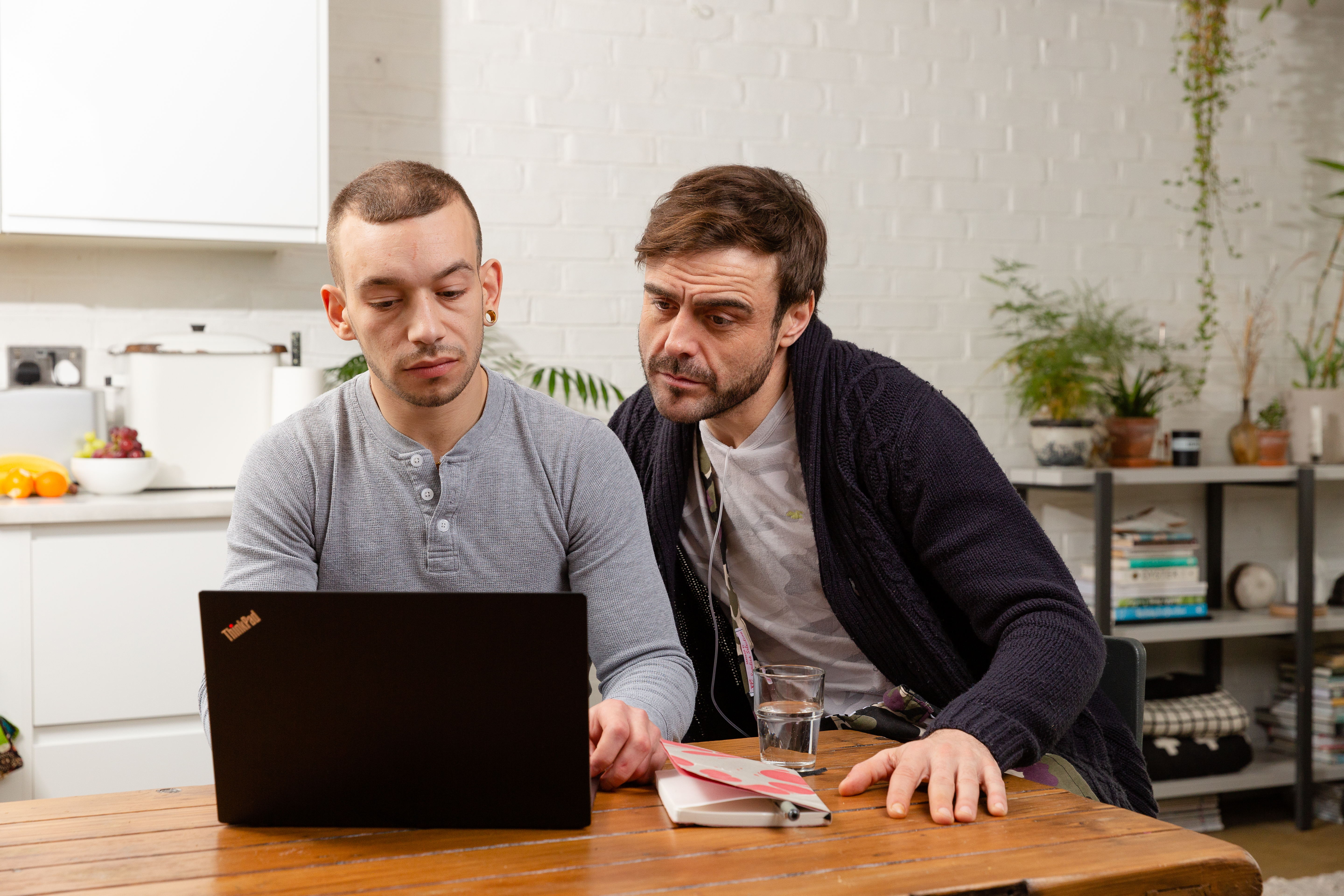 两个人在看笔记本电脑