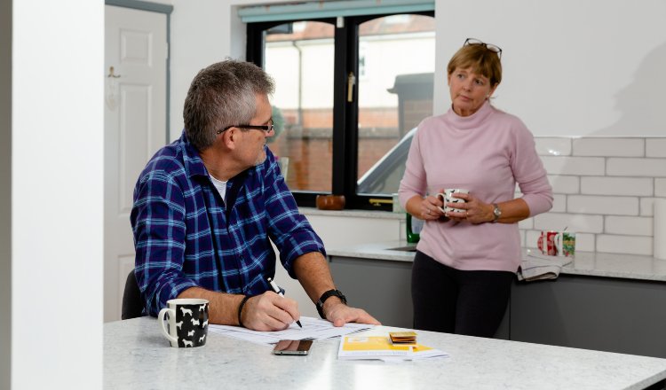 两个女人在看书