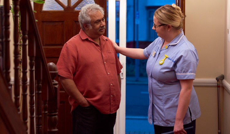 男人给女人水喝