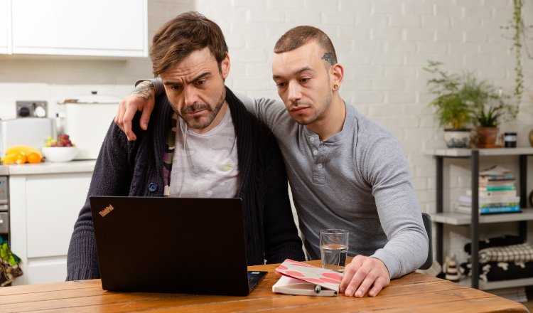 两个人在填写表格