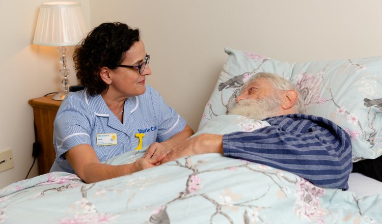 读对床上的妇女的人