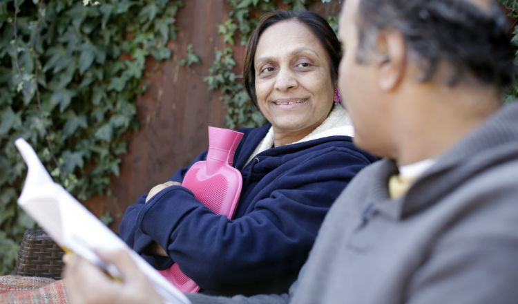 一对夫妇在读居里夫人的小册子beplayapp体育下载