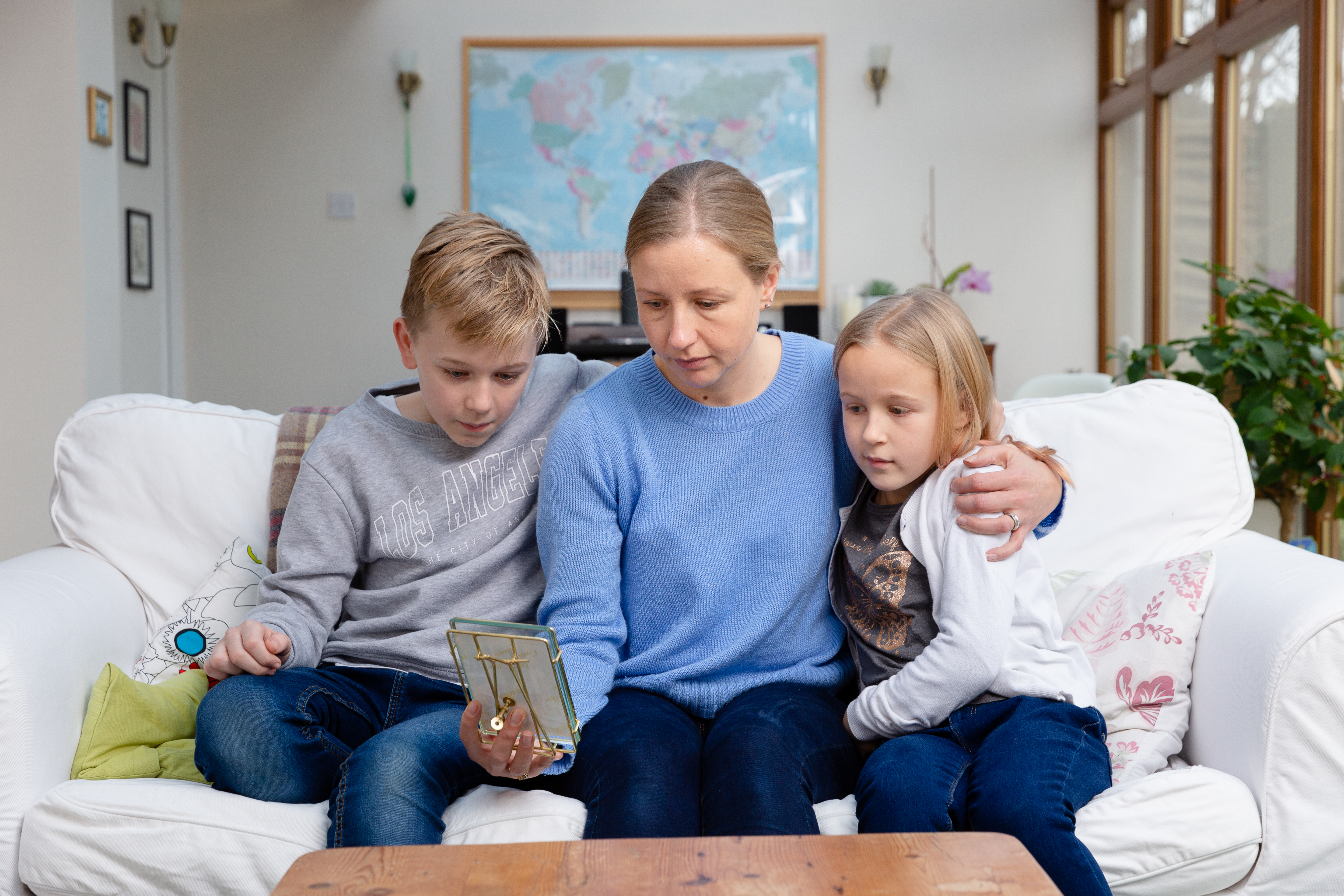 安慰孩子的女人