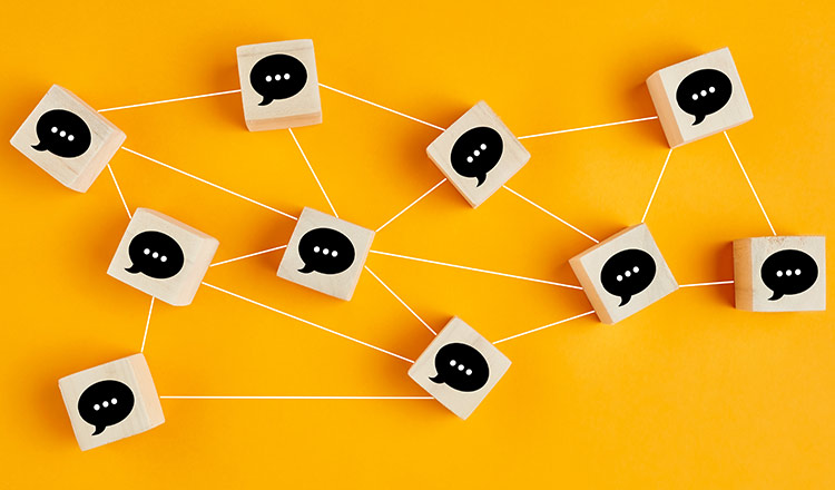 男人用手机读电脑