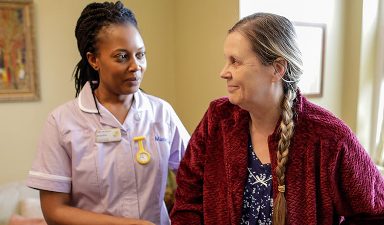 一名男子为玛丽·居里护士开门beplayapp体育下载