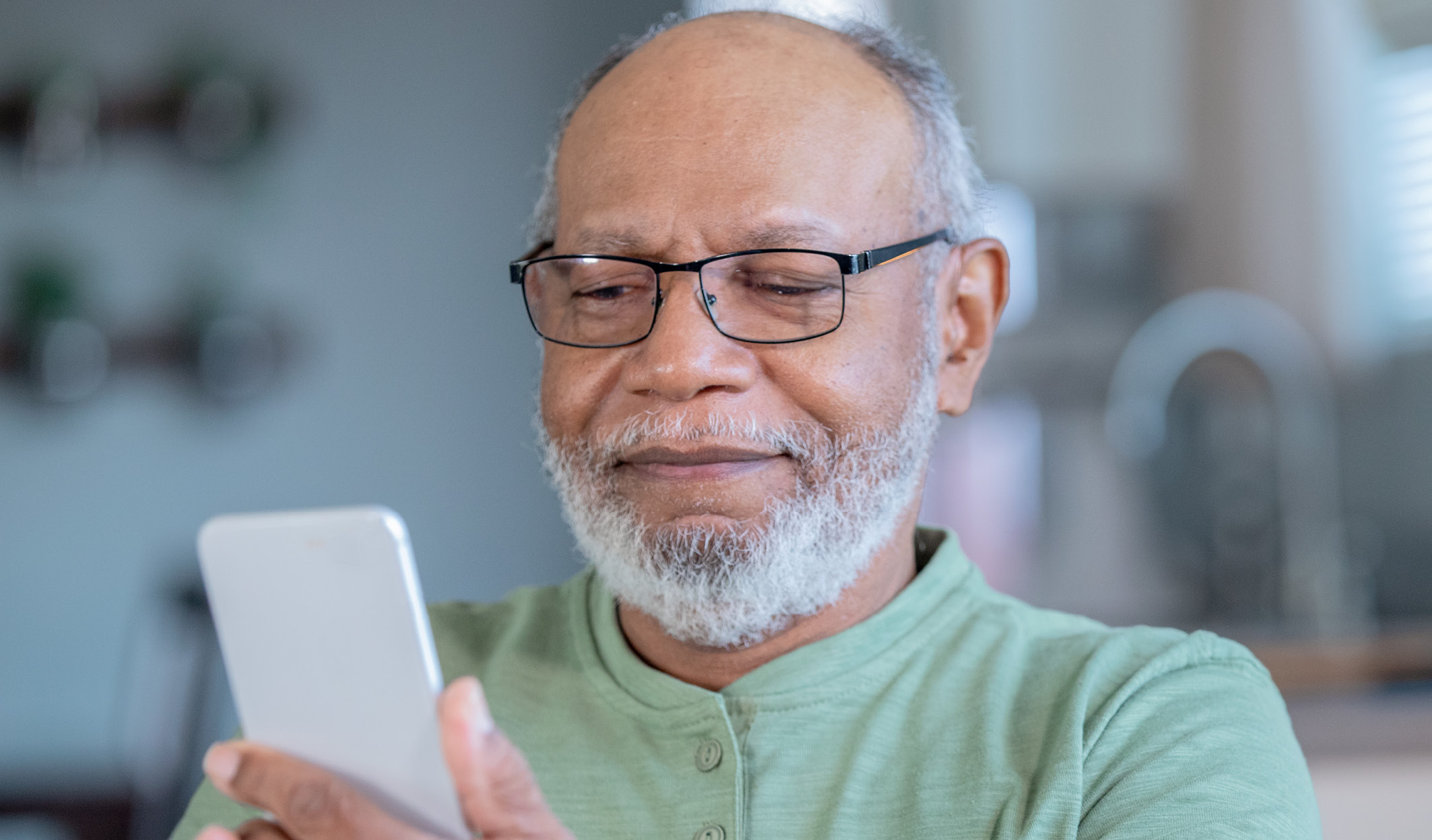 两个女人在看iPad